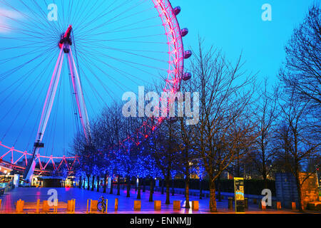 LONDON - APRIL5: The London Eye Riesenrad am Abend am 5. April 2015 in London, Vereinigtes Königreich. Stockfoto