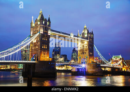 Tower Bridge in London, Vereinigtes Königreich bei Nacht Stockfoto