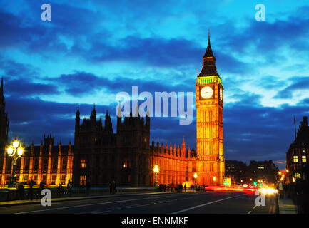 Die Elizabeth-Turm von der Westminster Bridge in der Nacht gesehen Stockfoto