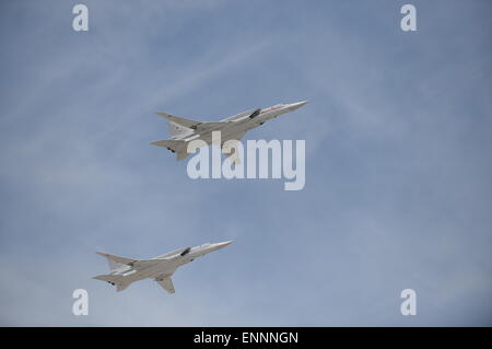 Moskau, Russland. 9. Mai 2015. Tupolew Tu - 22M 3 strategische und maritime Streik Bomber fliegen über dem Roten Platz während einer Militärparade anlässlich des 70. Jahrestages des Sieges im großen Vaterländischen Krieges in Moskau, Russland, 9. Mai 2015. Bildnachweis: Jia Yuchen/Xinhua/Alamy Live-Nachrichten Stockfoto