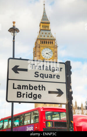 LONDON - APRIL 5: Straßenschild am Bundesplatz in Stadt von Westminster am 5. April 2015 in London, Vereinigtes Königreich. Stockfoto