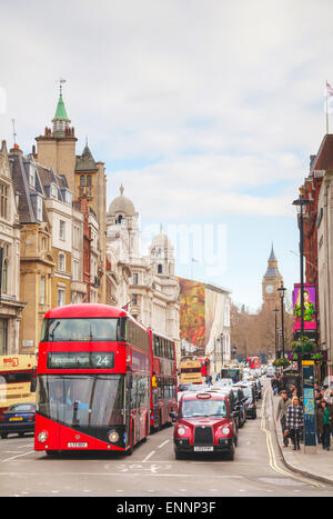 LONDON - APRIL 5: Kultigen roten Doppeldecker-Bus auf 5. April 2015 in London, Vereinigtes Königreich. Der London-Bus ist eine von Londons Hauptikonen Stockfoto