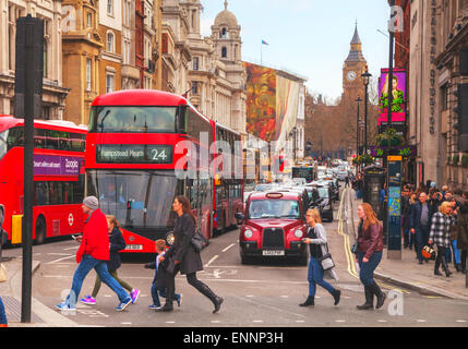 LONDON - APRIL 5: Kultigen roten Doppeldecker-Bus auf 5. April 2015 in London, Vereinigtes Königreich. Der London-Bus ist eine von Londons Hauptikonen Stockfoto