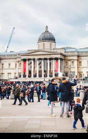 LONDON - APRIL 5: Nationalgalerie Gebäude am Trafalgar Square am 5. April 2015 in London, Vereinigtes Königreich. 1824 gegründet. Stockfoto