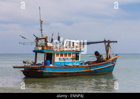 Typischen thailändischen traditionellen Fischerboot vor Anker in Bang Tao Bay, Phuket, Thailand Stockfoto