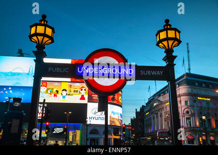 LONDON - APRIL 12: London underground Zeichen an der Piccadilly Circus Station auf 12. April 2015 in London, Vereinigtes Königreich. Stockfoto
