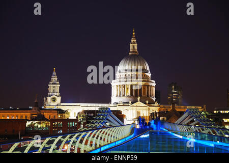 Saint Pauls Kathedrale in London, Vereinigtes Königreich am Abend Stockfoto