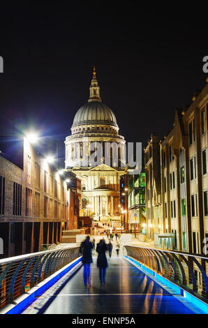 Saint Pauls Kathedrale in London, Vereinigtes Königreich am Abend Stockfoto