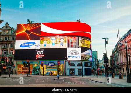 LONDON - APRIL 12: Piccadilly Circus Kreuzung in den frühen Morgenstunden am 12. April 2015 in London, Vereinigtes Königreich. Stockfoto