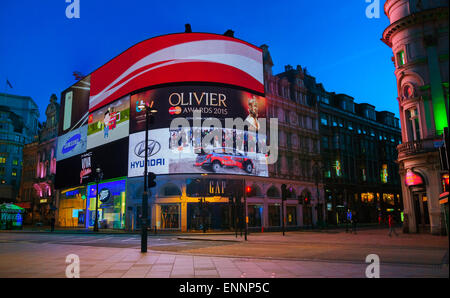 LONDON - APRIL 12: Piccadilly Circus Kreuzung in den frühen Morgenstunden am 12. April 2015 in London, Vereinigtes Königreich. Stockfoto