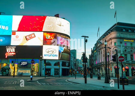 LONDON - APRIL 12: Piccadilly Circus Kreuzung in den frühen Morgenstunden am 12. April 2015 in London, Vereinigtes Königreich. Stockfoto