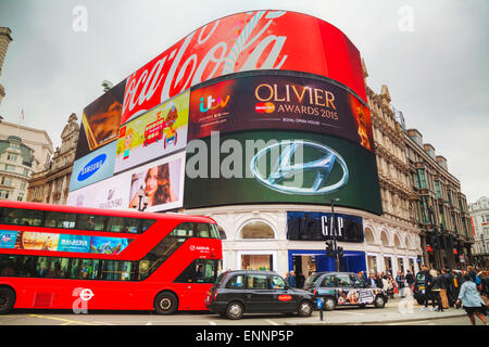 LONDON - 13.April: Piccadilly Circus Kreuzung am 13. April 2015 in London, Vereinigtes Königreich von Menschen überfüllt. Stockfoto