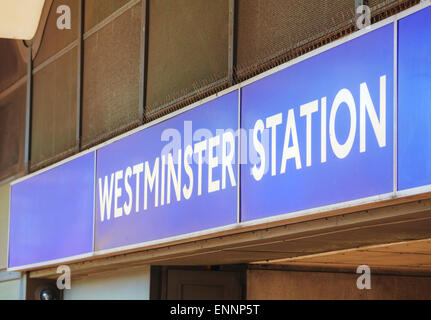 U-Bahnstation Zeichen der Westminster in London, Großbritannien Stockfoto