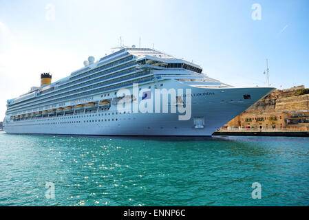 Das Kreuzfahrtschiff Costa Fascinosa mit Touristen ist im Hafen von Valletta, Malta Stockfoto