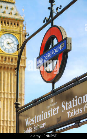 LONDON - APRIL 12: London underground Zeichen an der Westminster Station auf 12. April 2015 in London, Vereinigtes Königreich. Stockfoto