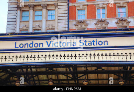 London Victoria Station Zeichen in London, Großbritannien Stockfoto