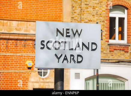 LONDON - APRIL 12: Berühmte New Scotland Yard Zeichen am 12. April 2015 in London, Vereinigtes Königreich. Stockfoto