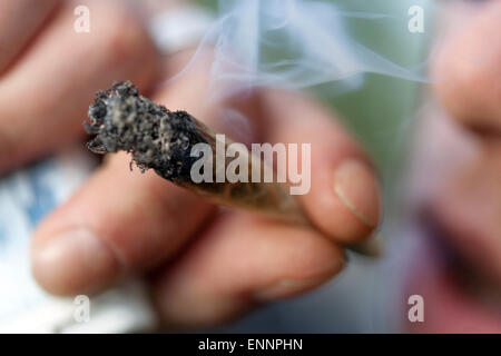 Nahaufnahme, Mann rauchen Marihuana-Joints Stockfoto