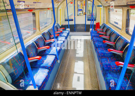 LONDON - 15 APRIL: Innenraum des Wagens u-Bahn am 15. April 2015 in London, Vereinigtes Königreich. Das System dient 270 Stationen. Stockfoto