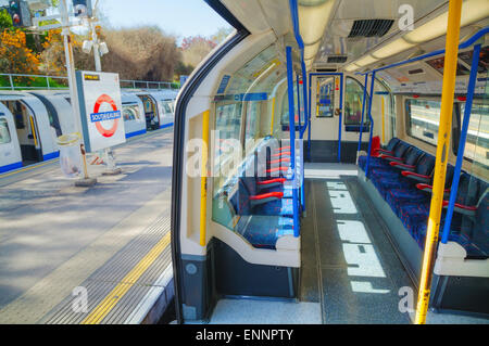 LONDON - 15 APRIL: Innenraum des Wagens u-Bahn am 15. April 2015 in London, Vereinigtes Königreich. Das System dient 270 Stationen. Stockfoto