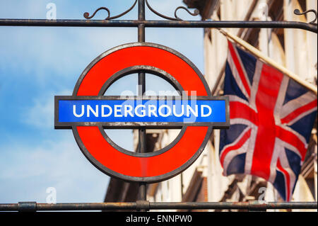 LONDON - APRIL 12: London underground Zeichen am 12. April 2015 in London, Vereinigtes Königreich. Das System dient 270 Stationen. Stockfoto