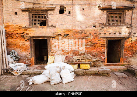 Typische Szene der verfallenen roten Backsteinbauten in Bhaktapur, Nepal Stockfoto