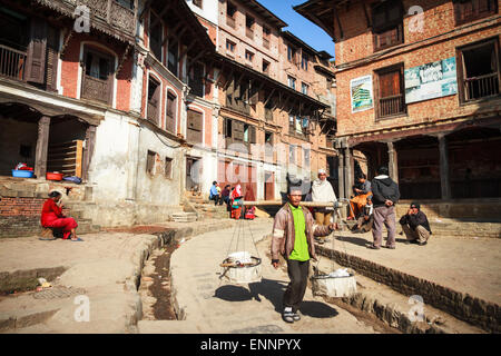 Typische Straßenszene in der historischen Stadt Bhaktapur, Nepal Stockfoto