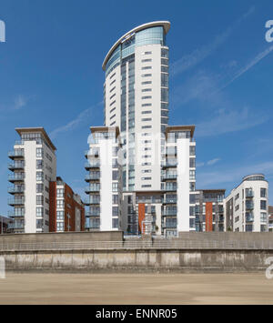 Entwicklung der modernen Hochhaus mit Blick auf den Strand von Swansea Marina Stockfoto