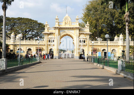 Mysore, Indien - 23. Januar 2015: Passanten das Eingangstor der Mysore Palast, Indien Stockfoto