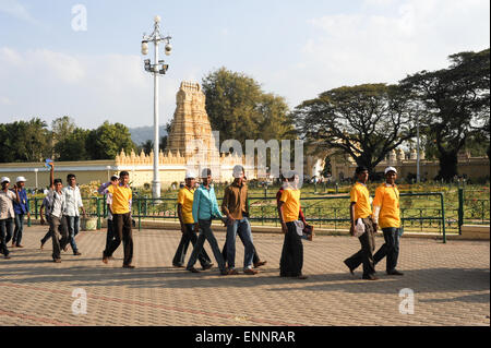 Mysore, Indien - 23. Januar 2015: Passanten vor Sri Bhuvaneshwari Tempel in der Nähe von Mysore Palast auf Indien Stockfoto