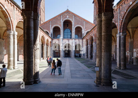 Die alte Basilika Kirche des Sant'Ambrogio in Mailand, Italien, angesehen vom Atrium. Stockfoto