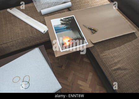 Verpackung von gedruckten Wand Kunst Bild. Gedruckte Landschaftsfotografie Stockfoto