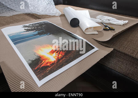 Verpackung von gedruckten Wand Kunst Bild. Gedruckte Landschaftsfotografie Stockfoto