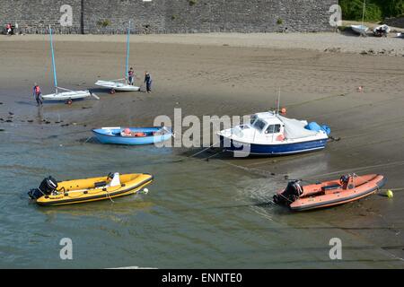 Festgemachten Boote am Polkerris Strand, Cornwall, England. Mit Männern starten dingies Stockfoto