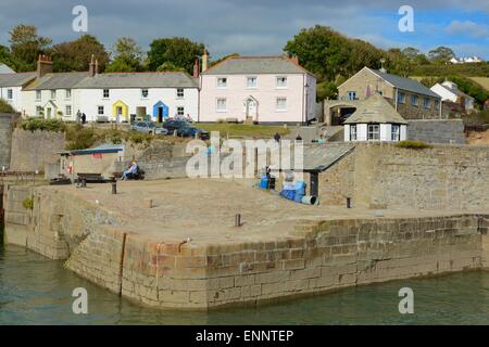 Charlestown Hafeneinfahrt in Cornwall, England. Mit Menschen, gehen und sitzen Stockfoto