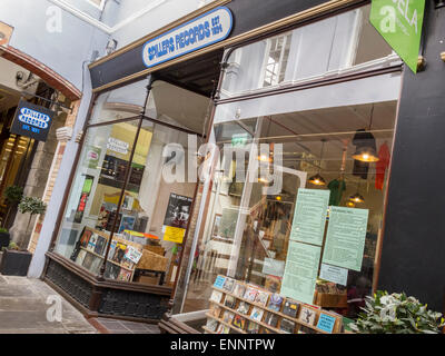 Schräge und schräge Ansicht der Vorderseite des Spillers Records Shop, Cardiff, Wales, des ältesten Plattenladens der Welt, der 1894 gegründet wurde Stockfoto