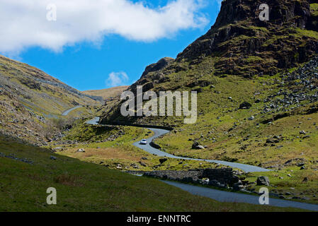 Auto auf Honister Pass (B5289), Lake District National Park, Cumbria, England Stockfoto