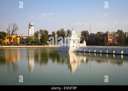 Rani Pokhari (Queen es Pond) mit Reflexion der zentralen Tempel im Wasser. Kathmandu, Nepal Stockfoto