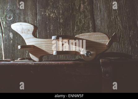 Kinder Spielzeug aus Holz Flugzeug. Vintage-Stil. Stockfoto