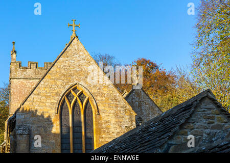 Die Norman Kirche von Str. Peters im Dorf Upper Slaughter, Gloucestershire, England, Vereinigtes Königreich, Europa. Stockfoto