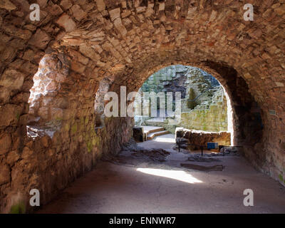 Die gewölbten Keller Küche im mittelalterlichen Hailes Burg, East Lothian, Schottland. Stockfoto