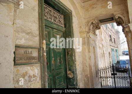 Der Eingang zur Villa Guardamangia in Valetta, Malta, der ehemaligen Residenz von Königin Elizabeth II. Und Prinz Philip, Herzog von Edinburgh. Stockfoto