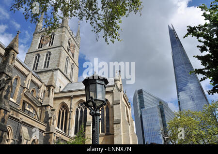 Southwark Cathedral Church und die Scherbe, das höchste Gebäude in London und Großbritannien. Stockfoto