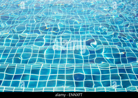 Blaue Keramik Wandfliesen und Details der Oberfläche auf Schwimmbad-Hintergrund Stockfoto