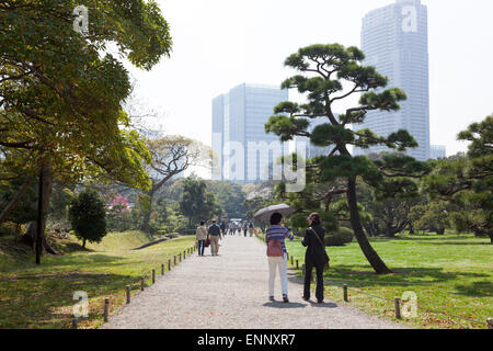 Hamarikyu Gärten mit Shiodome Bezirk Wolkenkratzern im Hintergrund Stockfoto