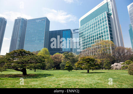 Hamarikyu Gärten mit Shiodome Bezirk Wolkenkratzern im Hintergrund Stockfoto