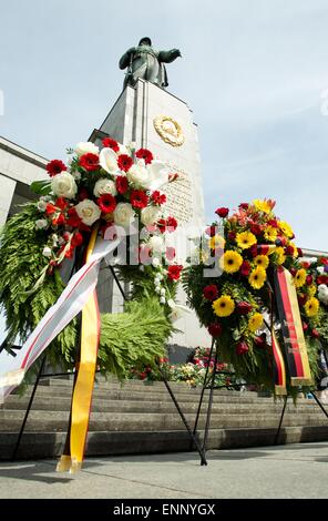 Berlin, Deutschland. 9. Mai 2015. Kränze zum Gedenken an den 70. Jahrestag des Endes des 2. Weltkrieges am sowjetischen Ehrenmal auf der Straße des 17. Juni in Berlin, Deutschland, 9. Mai 2015. Foto: Jörg Carstensen/Dpa/Alamy Live News Stockfoto