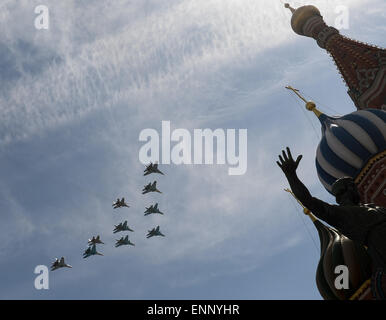 Moskau, Russland. 9. Mai 2015. Eine Flotte von Suchoi Su-34 strike Fighters, Suchoi Su-27 Kämpfer Flugzeuge und Mikoyan MiG-29 Kämpfer Flugzeuge fliegen über dem Roten Platz während der Militärparade anlässlich des 70. Jahrestages des Sieges im großen Vaterländischen Krieges in Moskau, Russland, 9. Mai 2015. Bildnachweis: Jia Yuchen/Xinhua/Alamy Live-Nachrichten Stockfoto