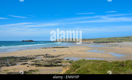 Ein Blick von oben auf den Klippen über dem kornischen Strand Gwithian Sand in Richtung Leuchtturm von Godrevy. Stockfoto