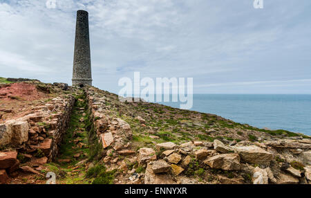 Eine alte Zinnbergbau Schornstein bei Levante, in der Nähe von St Just in Cornwall, England. Es blickt auf den Atlantischen Ozean. Stockfoto